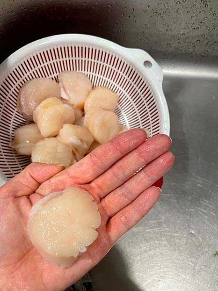 手のひらにホタテ