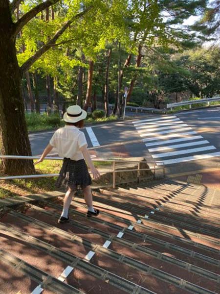 階段降りる･横断歩道