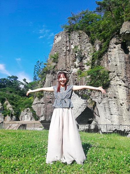 巨大岩の前に立つ具嶋