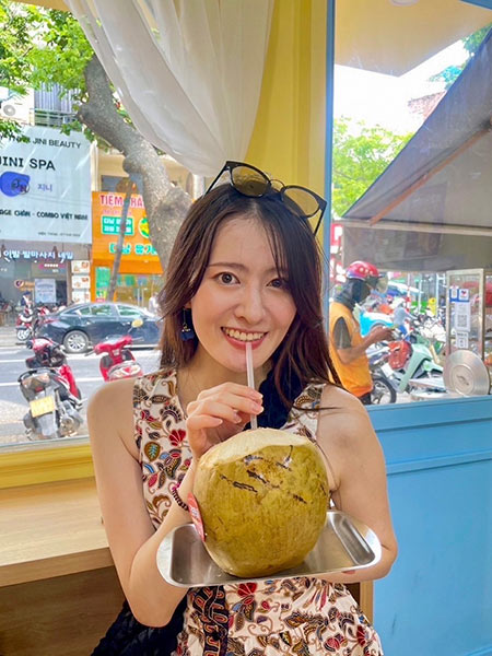 ココナッツジュースを飲む具嶋