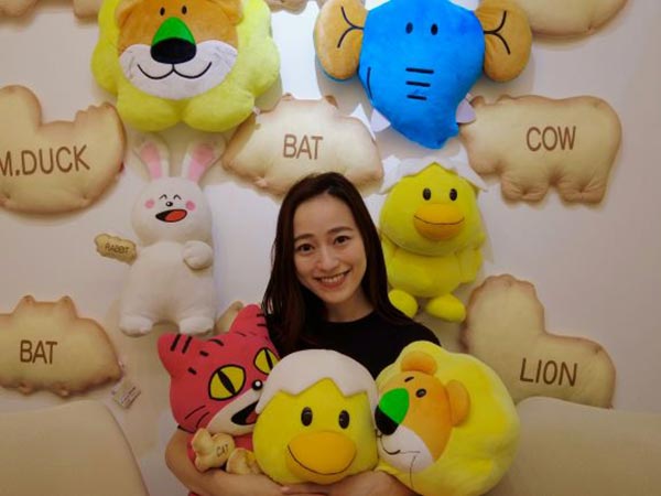 ぞうさんとじゃれ合う