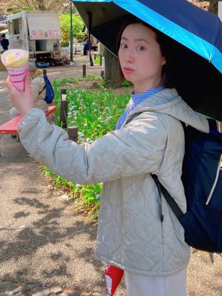 クレープを手に持つ近藤