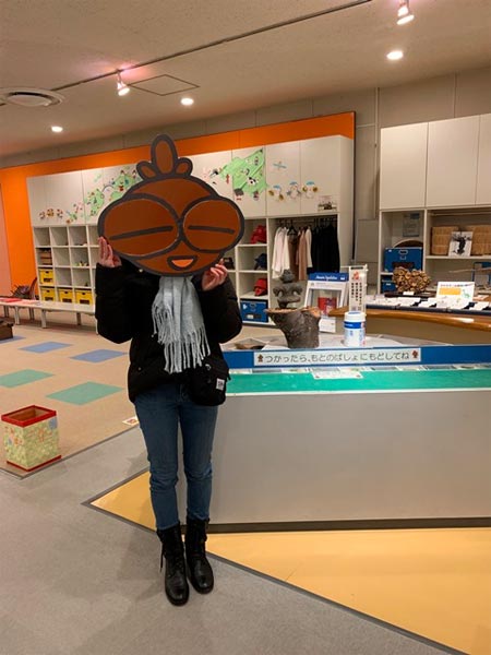 お面を被る近藤