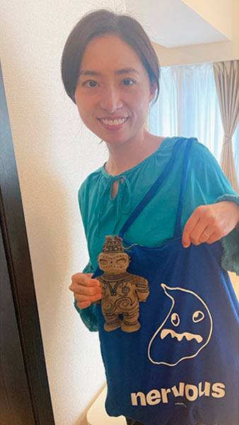 カバンを持つ近藤