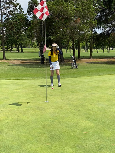 0840グリーン上で歩いている