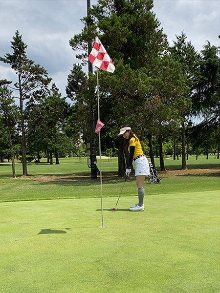 0841 グリーン上で打つ前