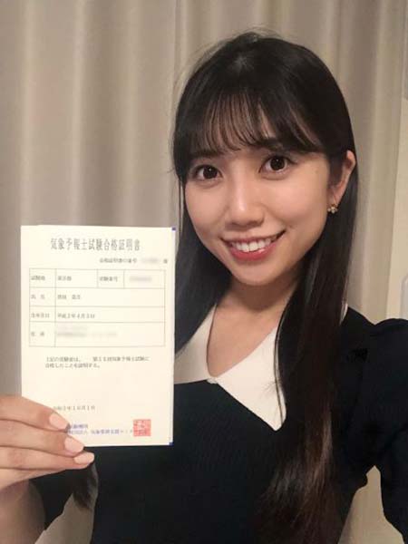 ハガキを持っている