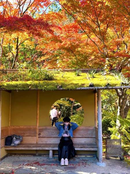 小屋みたいなところに座っている