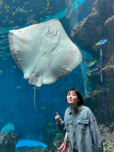 写真4エイの顔真似