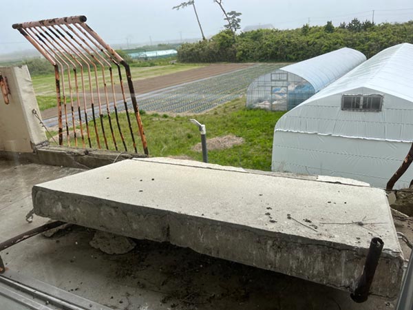 破損したベランダ