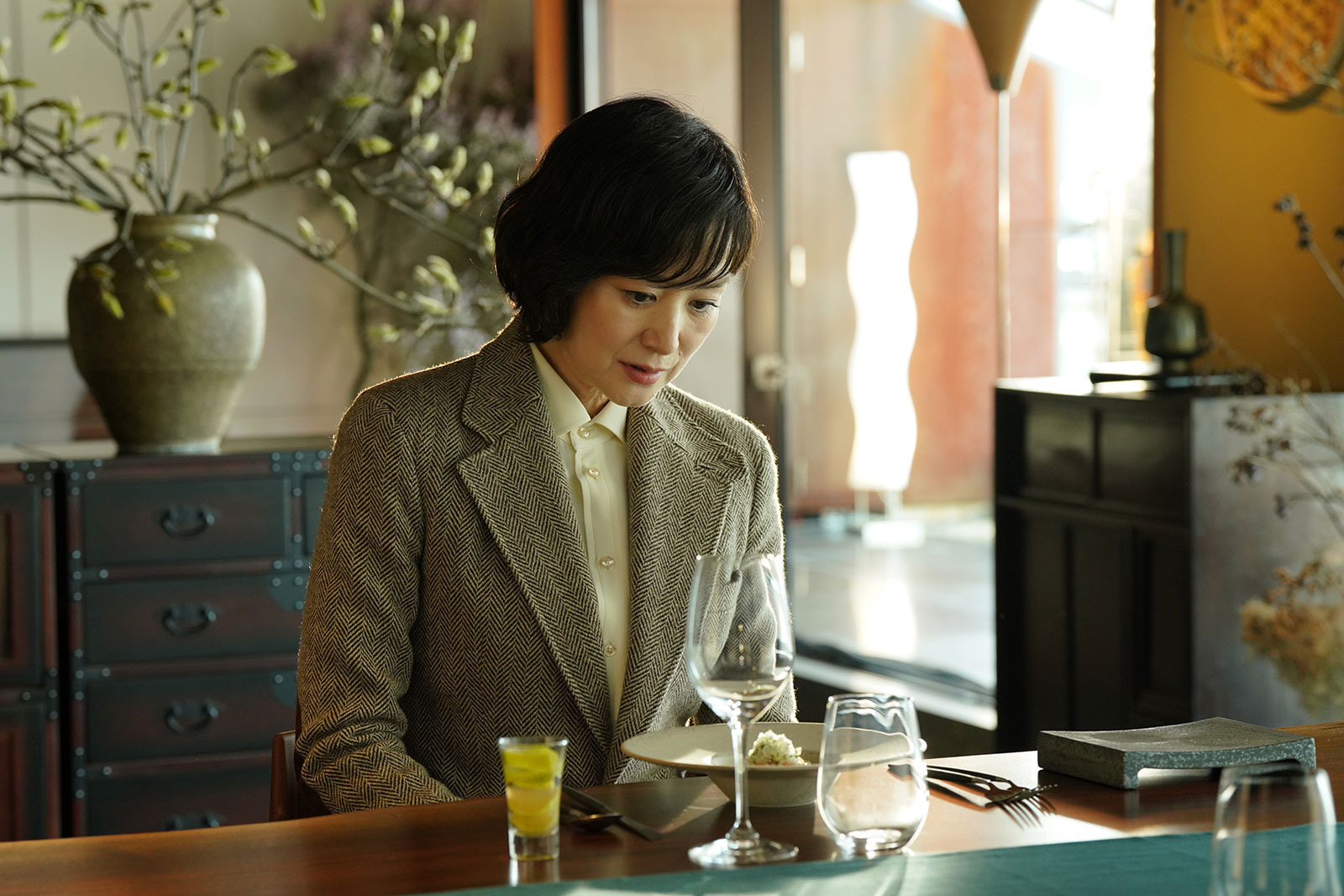 場面写真：早見倫子、料理をみつめて…