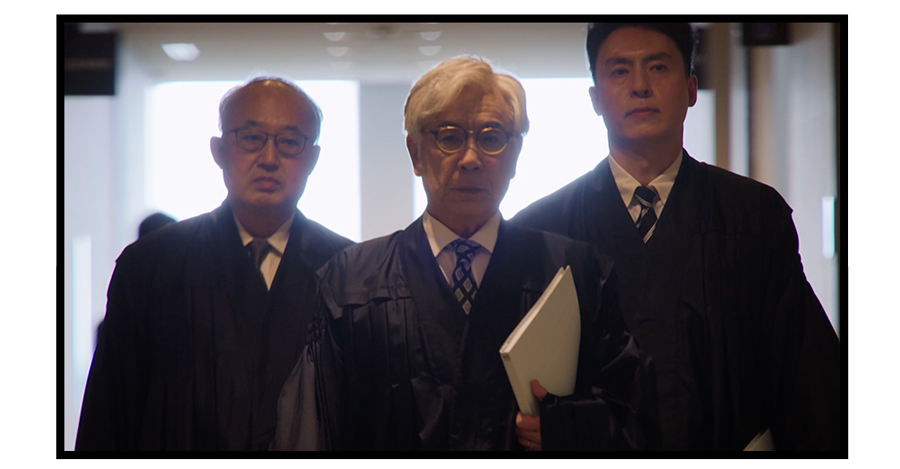 法廷へ向かう泰助