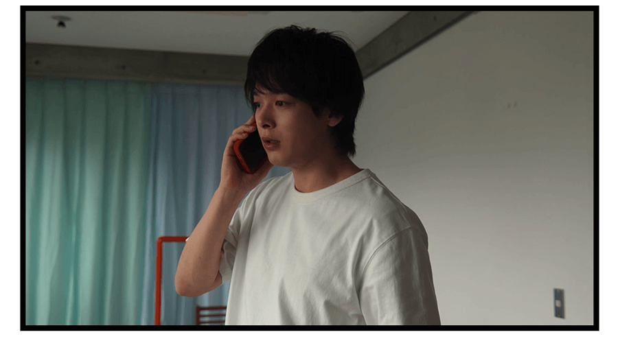 真剣な表情の羽男