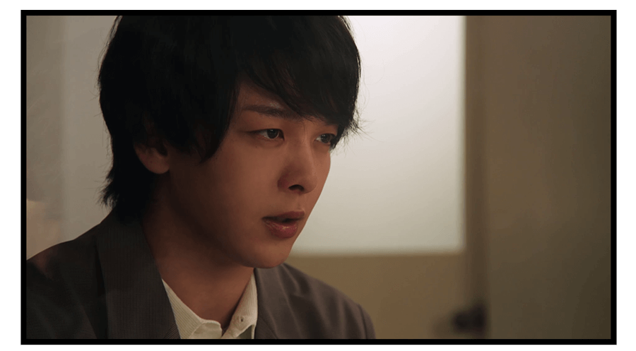 険しい表情の羽男