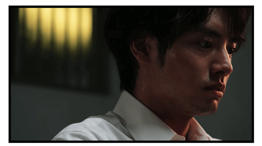 張り詰めた表情の大庭