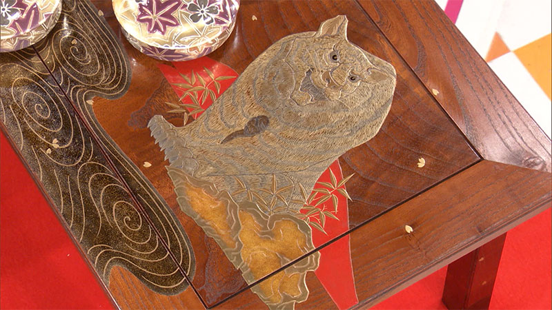 ▼漆細工入りの机