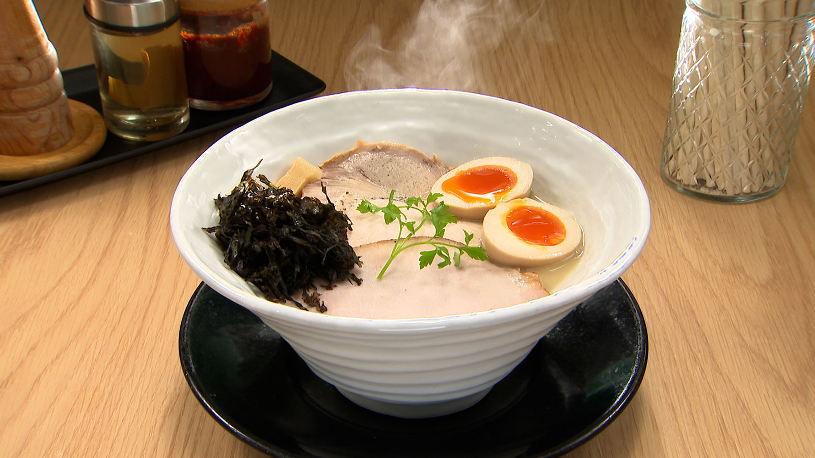 【地元の方で常に満席の鶏そば専門店！】