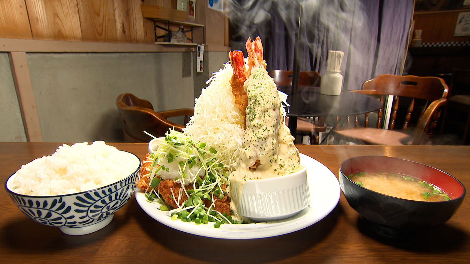 【ボリューム満点のえびフライが大人気の食堂！】