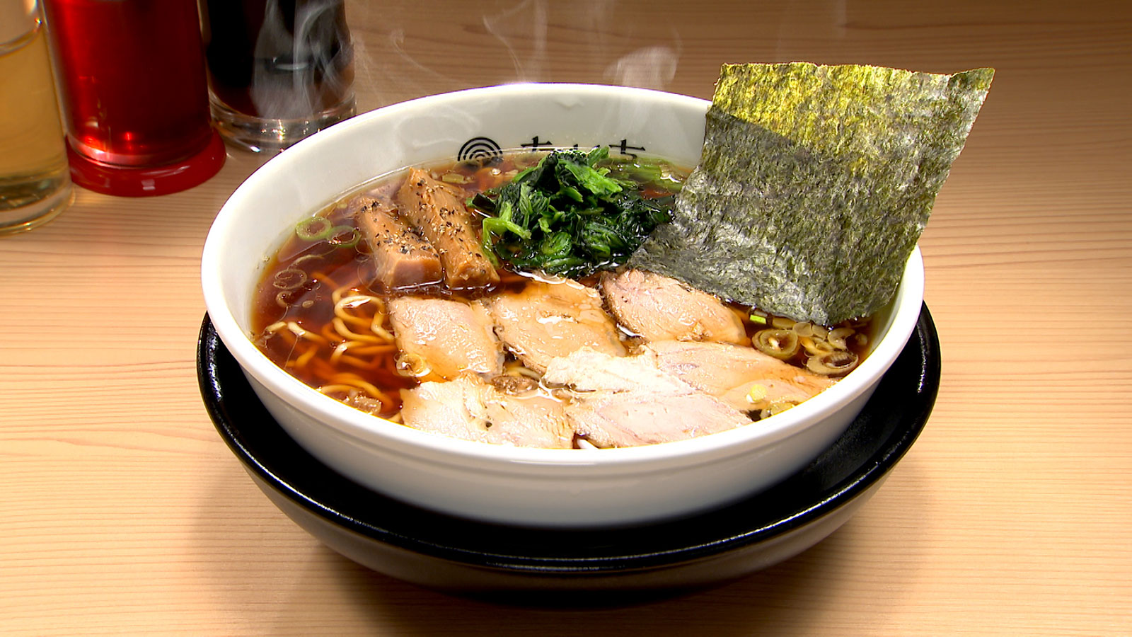 【キリッとしたスープがたまらない！行列必至の人気生姜醤油ラーメン！】