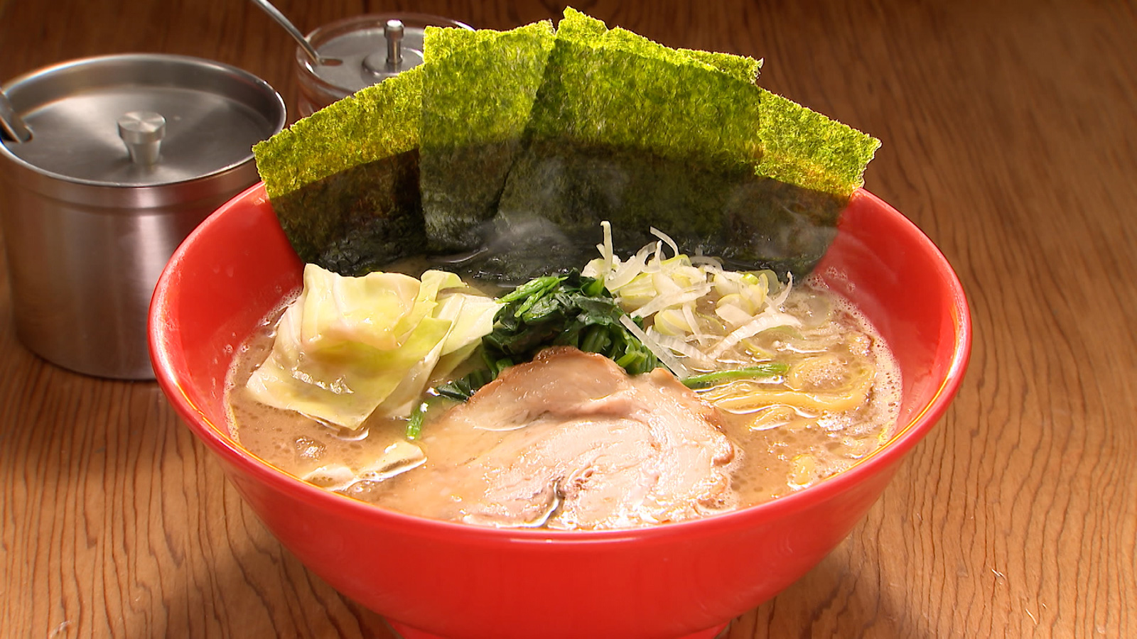 【極上の濃厚豚骨スープがたまらない！小田原市民を虜にする絶品ラーメン！】