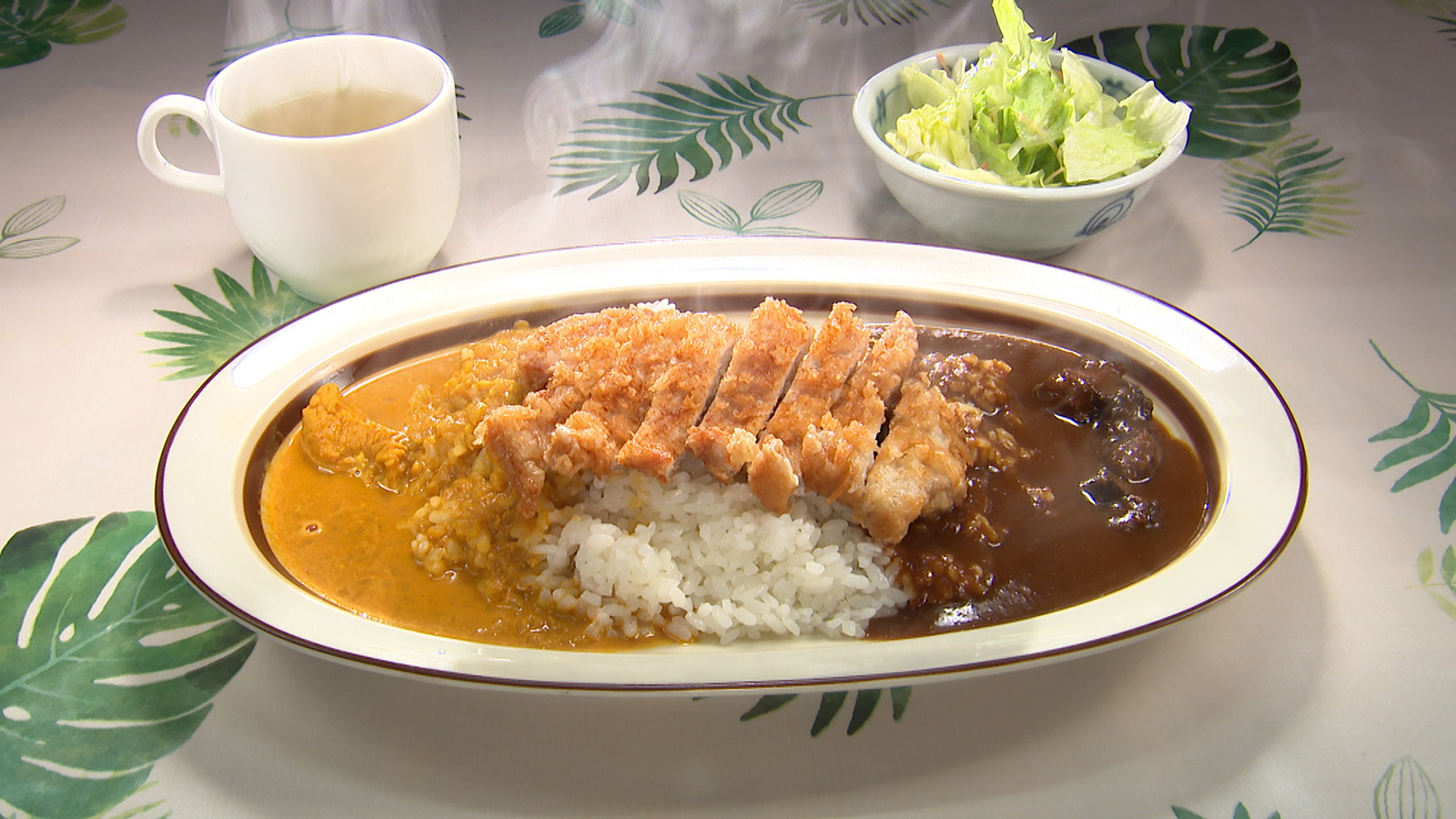 【その数なんと27種類！スパイスにこだわった2種類のカレーを贅沢に堪能！】