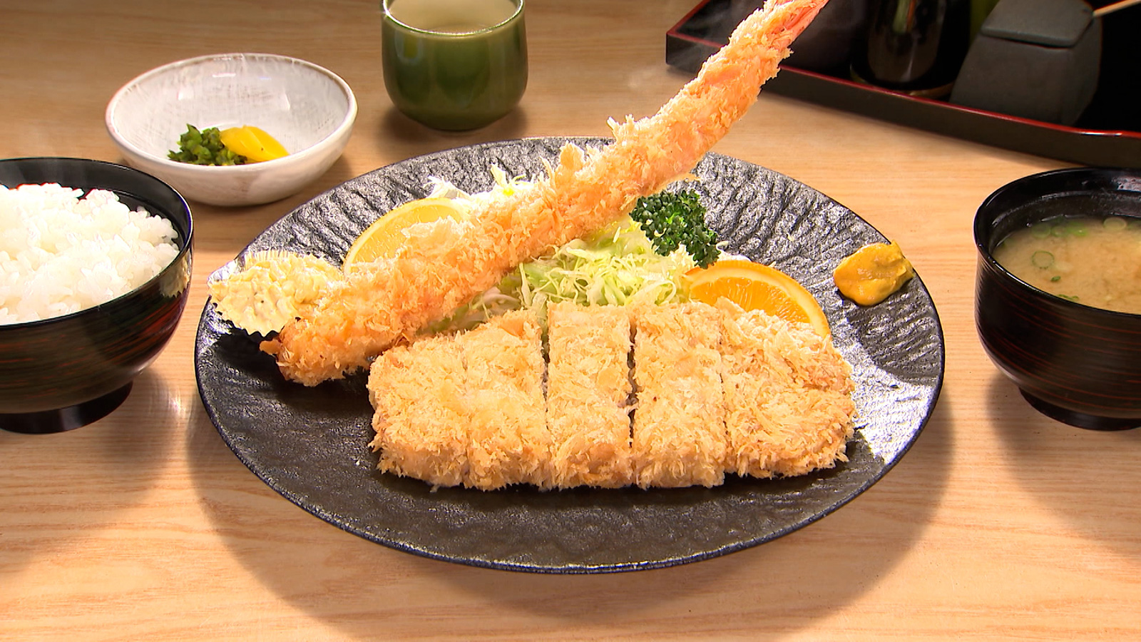 【絶品肉グルメが味わえる！数多くの著名人も訪れる人気定食屋さん！】