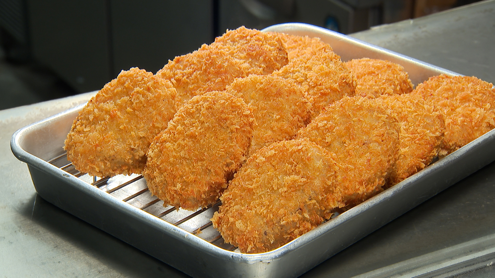 【お肉屋さんならでは！絶品コロッケやとろとろ煮豚が味わえる老舗精肉店】