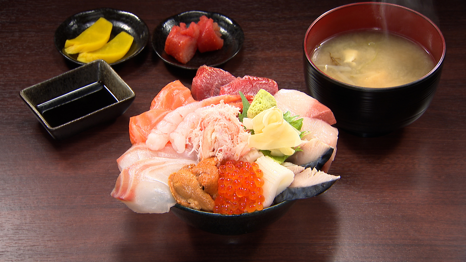 【北海道の新鮮な海の幸を10種類ものせた極上海鮮丼！】
