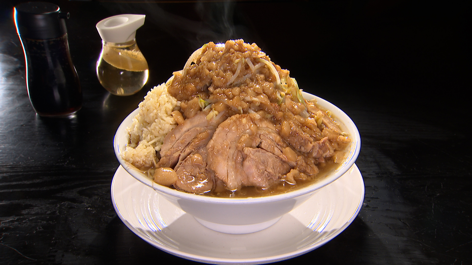 【濃厚な味わいで老若男女をやみつきにする人気の二郎系ラーメン屋さん！】