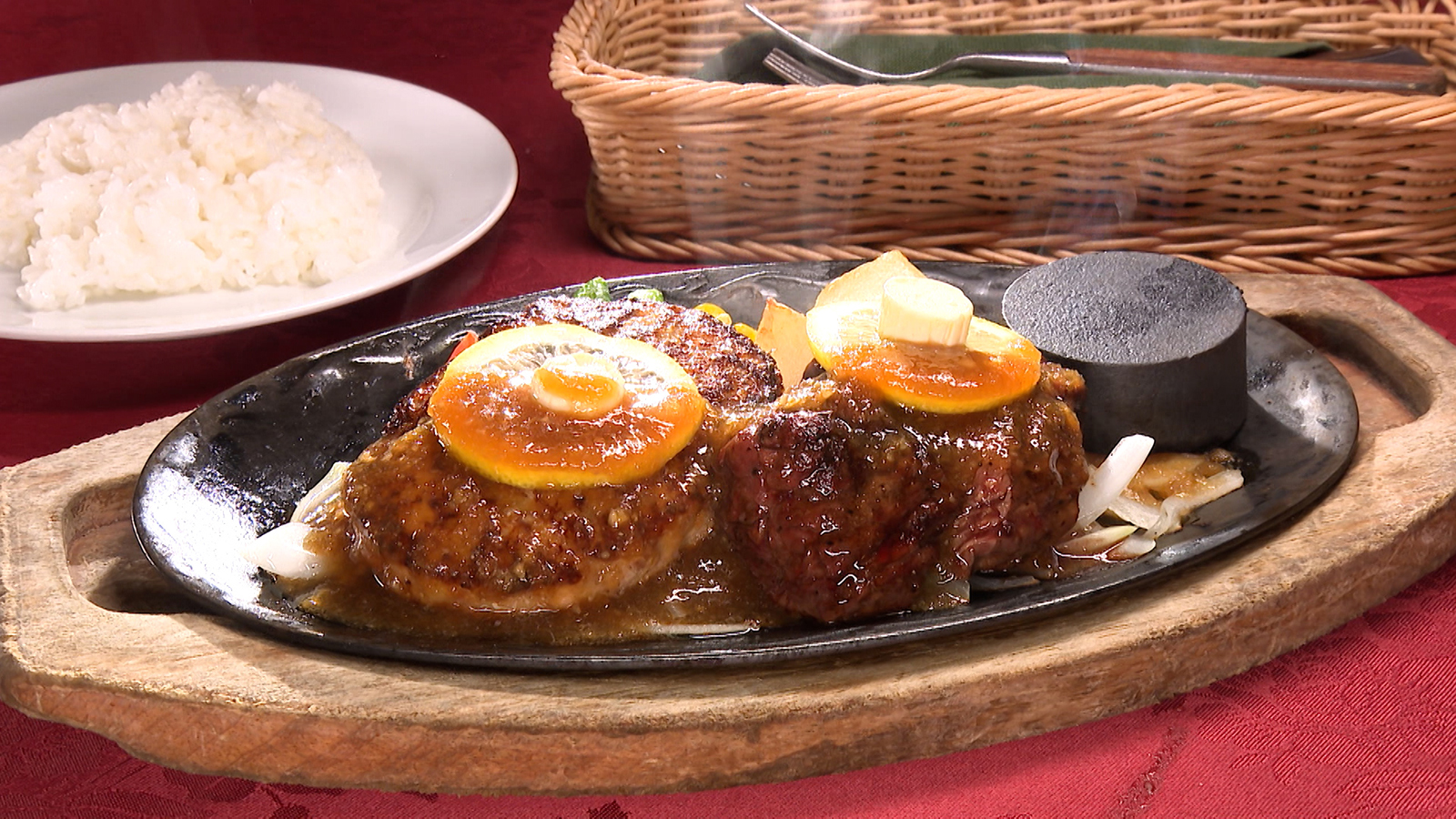 【地元で長年愛され続けるステーキとハンバーグの専門店】