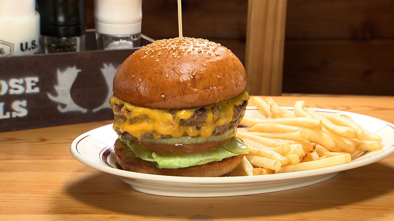 （2）粗挽き牛もも肉100％のビーフパティを豪快に2枚！大迫力ダブルチーズバーガー