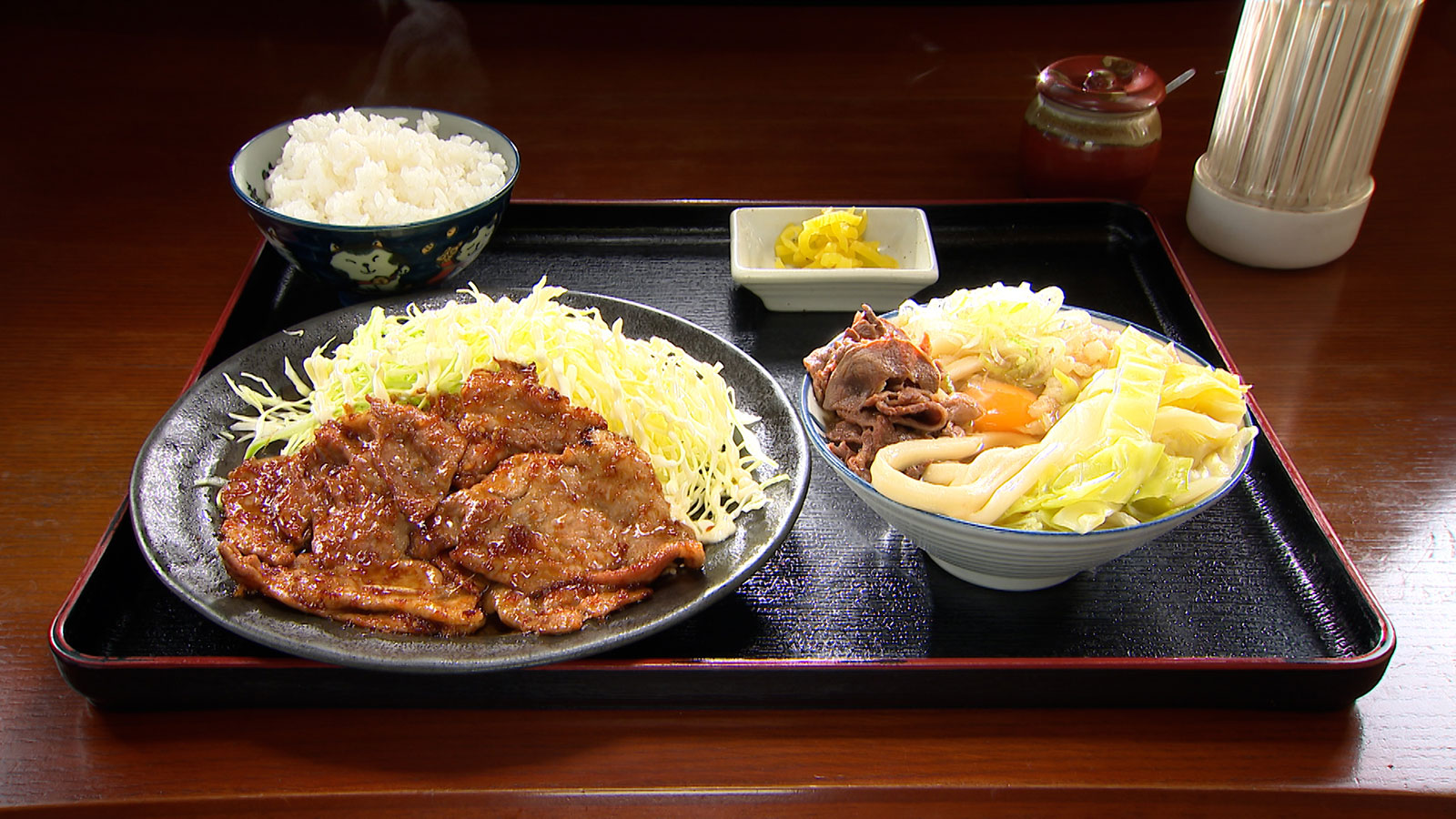 （1）自家製醤油ダレの焼肉とコシ強い吉田うどんがセットになった人気定食！