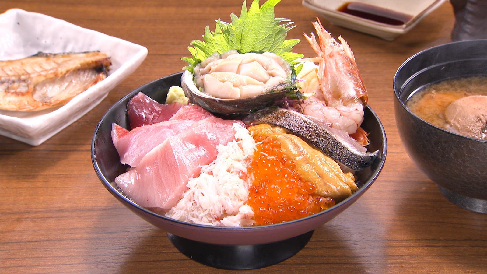 【お店自慢！色とりどりの海の幸を豪快に盛った豪華海鮮丼！】