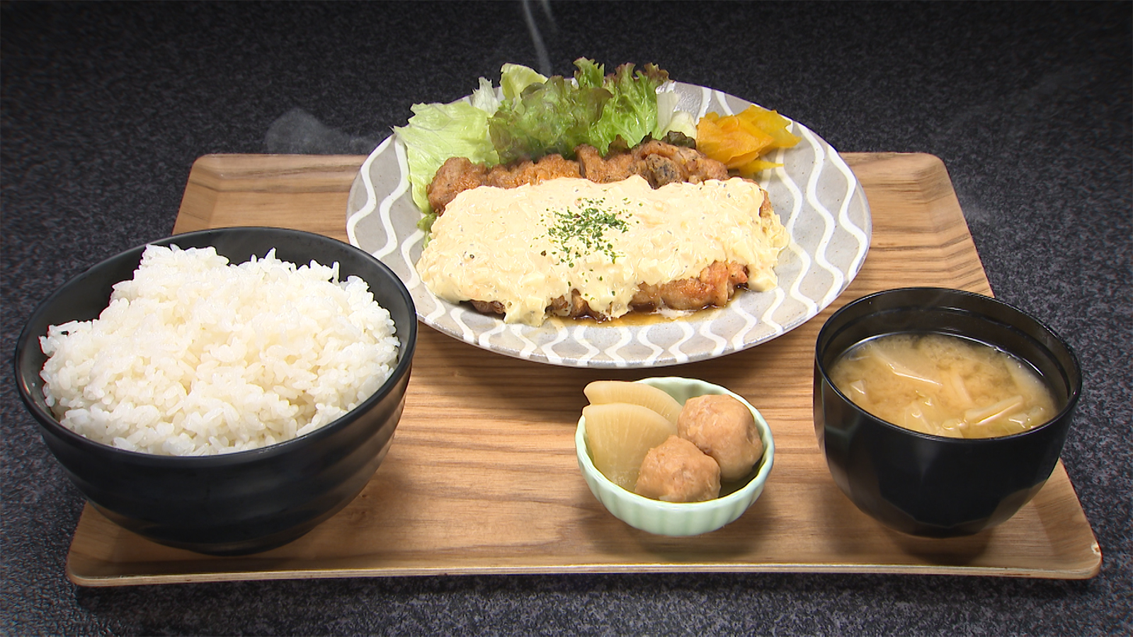 【学生の胃袋を掴む！ボリューム満点人気定食屋！】