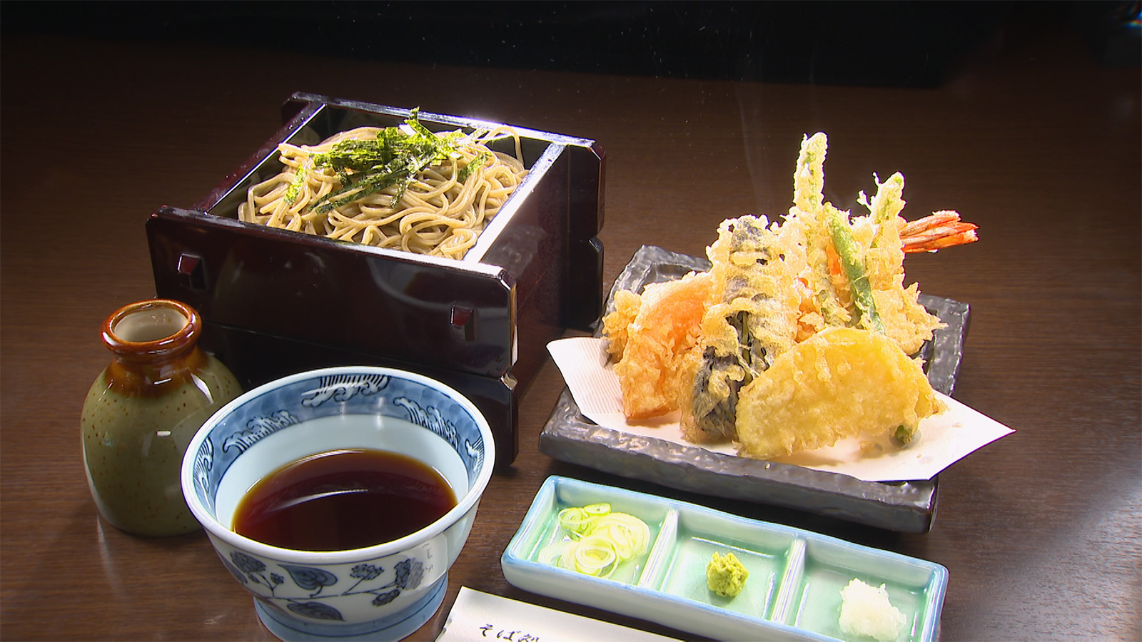 ②大國魂神社の西門から徒歩2分！地元で愛される門前そば「府中砂場」