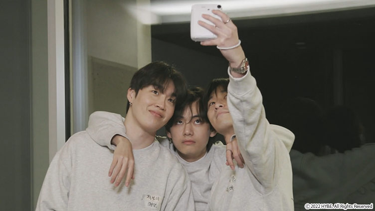 BTS Vのポスターブックを20名様にプレゼント！