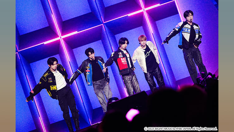 TOMORROW X TOGETHERの公式グッズ詰め合わせセットを合計20名様にプレゼント！