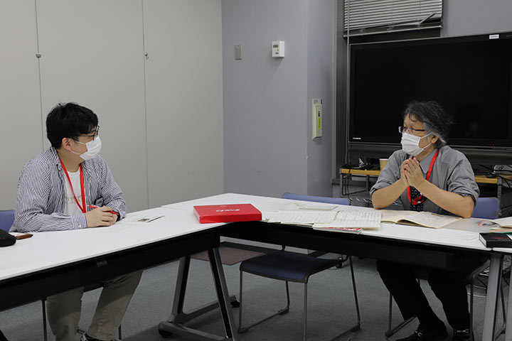 写真 『ザ・ベストテン』配属当時を振り返る宇都宮さん（右）