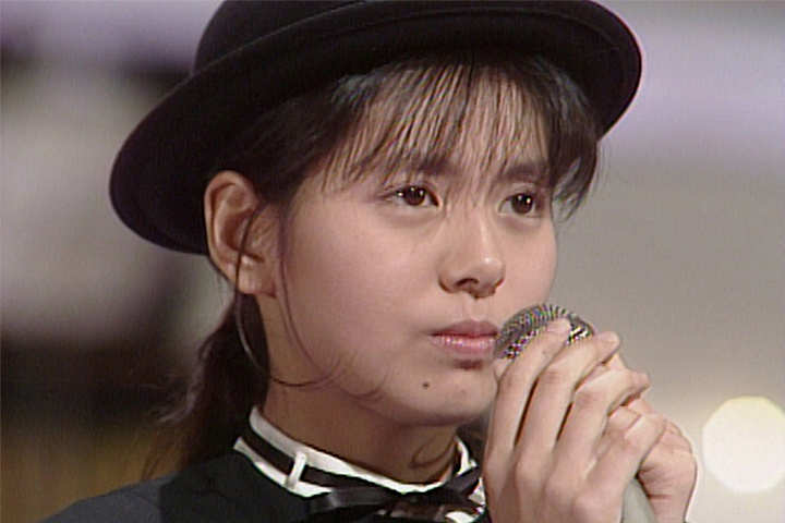 この回が2回目の登場、「接近(アプローチ)」を歌う南野陽子さん 写真