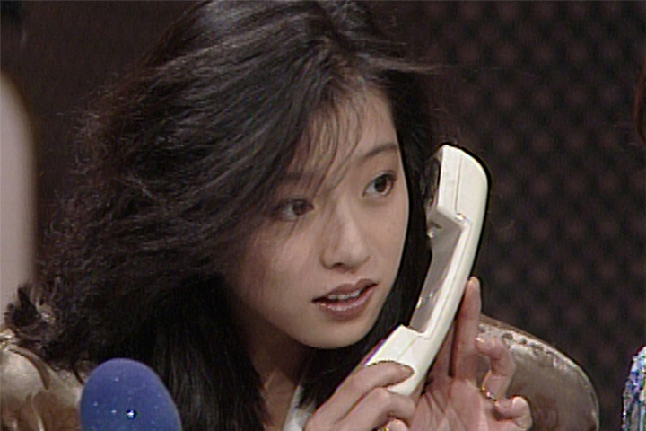 留守番電話のメッセージを聞く中森明菜さん 写真